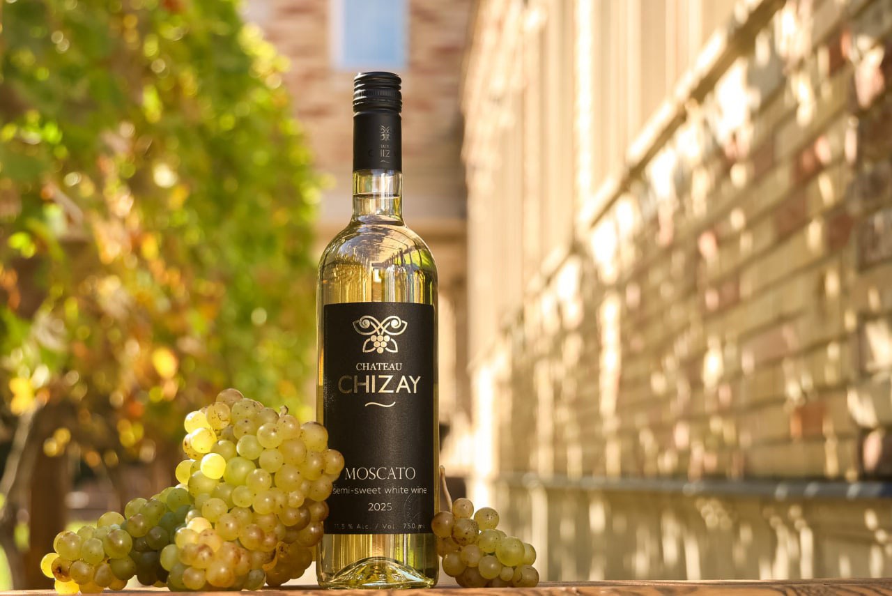 Купити онлайн напівсолодке біле вино Moscato - Chateau Chizay