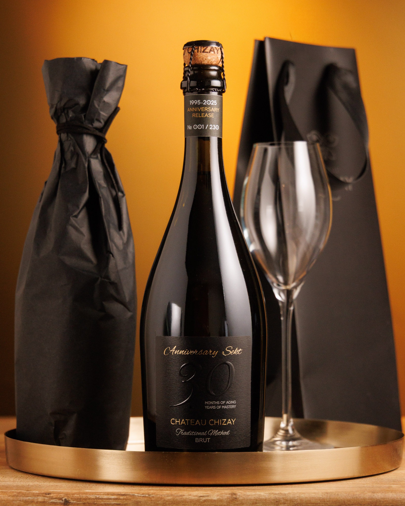 CERRUTI 1881 ブラック ドレスシャツ 40 Anniversary Sekt Chersegi brute – ігристе з нагоди ювілею виноробні
